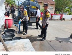 Polres Loteng Salurkan Bantuan Air Bersih Ke Warga Terdampak Kekeringan di Kecamatan Praya.