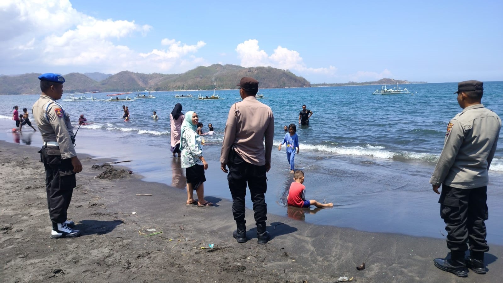Rasa Aman di Pantai Cemara Patroli Rutin Polsek Lembar