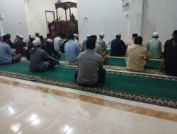 Silaturahmi Bhabinkamtibmas Desa Tatar dengan Toga dan Toma Melalui Sholat Subuh Berjamaah