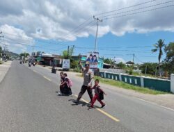 Polsek Plampang Laksanakan Kegiatan Strong Point, Bantu Anak Sekolah Menyeberang Jalan