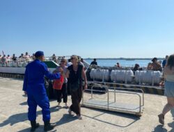 Pastikan Pengunjung Aman Sat Polairud Berikan Himbauan