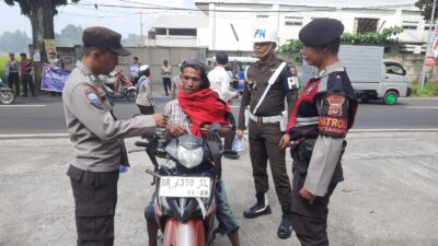 Humanis dan Persuasif: Cara Polres Lobar Edukasi Pengguna Jalan di Operasi Keselamatan Rinjani 2025
