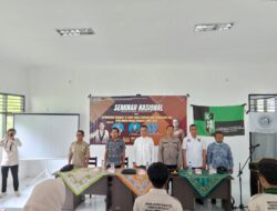 Lombok Utara – Kapolsek Bayan Polres Lombok Utara Polda NTB, IPTU I Wayan Cipta Naya,SH.,M.I.Kom. menghadiri Seminar Nasional Pencegahan Narkoba dan Pernikahan Dini dengan tema “Membangun Generasi Yang Sehat Bebas Narkoba Dan Pernikahan Dini Demi Mewujudkan Generasi Emas 2045” bertempat di SMA N 2 Bayan KLU,Jumat 31/01/2025.   “Ketua Panitia HMI, Hasbullah menyampaikan hal yang perlu kita ketahui bersama yakni, pernikahan dini dapat merugikan anak dalam beberapa aspek, seperti ekonomi, kesehatan (baik mental maupun fisik), pendidikan, serta kebebasan mereka. Menikah di bawah umur rentan terhadap kesehatan reproduksi.  Kegiatan ini bertujuan untuk memberikan pemahaman dan kesadaran masyarakat terhadap bahaya narkoba dan pernikahan dini. Rendahnya pemahaman, mengakibatkan peningkatan pesat penyalahgunaan narkoba, pernikahan dini, Bahaya narkoba, berdampak pada generasi penerus bangsa juga perlu adanya kesadaran baik anak maupun orang tua,”paparnya.  Diwaktu yang sama, Ketua Umum HMI menerangkan tujuan umum kegiatan ini dilaksanakan untuk membangun ideologi adek-adek siswa SMA 2 Bayan untuk tidak menikah dibawah umur dan tidak menggunakan narkoba. Karena kedua permasalahan ini sangat rentan untuk adik – adik, apalagi seusia ini sangat cepat terpengaruh, maka dari itu perlunya sosialisasi/seminar seperti ini untuk menumbuhkan wawasan agar tidak cepat terjerumus oleh kedua permasalahan ini.  Pernikahan dini memiliki dampak buruk bagi kesehatan reproduksi, sehingga sangat memerlukan kematangan, kedewasaan baik mental maupun fisik, dan adanya pemahaman yang siap sebelum menjalani pernikahan. Kegiatan ini dilaksanakan untuk memberikan edukasi kepada adik-adik yang berada di SMAN 2 bayan tentang upaya pencegahan penyalahgunaan narkoba terhadap generasi penerus bangsa, juga sangat ditekankan pentingnya kesadaran dan kepedulian orang tua terhadap anak. Sosialisasi ini dilakukan dengan metode pemaparan materi, diskusi dan tanya jawab,”terangnya.  Kepala Sekolah SMAN 2 Bayan Muna’am, S.Pd, mengucapkan terimakasih kepada HMI dan Undikma yang telah memilih SMAN 2 Bayan sebagai tempat melaksanakan kegiatan ini, karena kegiatan ini sangat penting untuk anak – anak didik kita sebagai calon generasi emas. Khususnya dibayan, memang pernikahan dini ini sangat sering terjadi, karena saya liat kurang selektif menggunakan hp dan kurangnya pengawasan dari orang tua.  Terkait narkoba saat ini sangat marak, saya harapkan kepada anak-anak berhati-hati dalam bergaul, selektif menggunakan medsos, agar nantinya apa yang disampaikan oleh narasumber agar diperhatikan, di tanyakan agar kalian tau apa resikonya apabila menggunakan narkoba,”jelasnya.  Kapolsek Bayan IPTU I Wayan Cipta Naya,SH , menjelaskan, ditengah kesibukan kita semua, kita bisa hadir dalam kegiatan ini dalam keadaan sehat, berkaitan dengan kegiatan ini, kami dari Kepolisian Sektor Bayan Polres Lombok Utara Polda NTB, mengapresiasi kegiatan ini, karena ini sangat penting untuk di laksanakan agar di ketahui dampak dari pernikahan dini dan bahaya narkoba oleh adek-adek kita.  Narkoba merupakan musuh bersama, karena kalau kita tidak bisa hadapi secara bersama-sama maka kita akan kalah, karena biasanya penjahat ini selangkah lebih depan, karena narkoba bukan untuk di coba-coba dampak kepada diri kita dan lingkungan kita sangat beresiko,”ujarnya.  Pesan saya untuk anak-anak generasi penerus bangsa terkait narkoba agar di jauhi dan hindari, kemudian untuk pernikahan dini sebelum memiliki penghasilan yang cukup, sebelum memiliki skill jangan coba-coba untuk menikah,” tandasnya