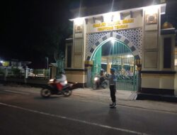 Polisi Jaga Ketertiban Tarawih di Sekotong, Warga Apresiasi