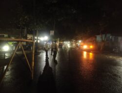 Polisi Labuapi Atur Lalu Lintas, Tarawih Berlangsung Aman