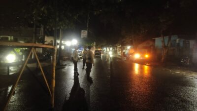 Polisi Labuapi Atur Lalu Lintas, Tarawih Berlangsung Aman