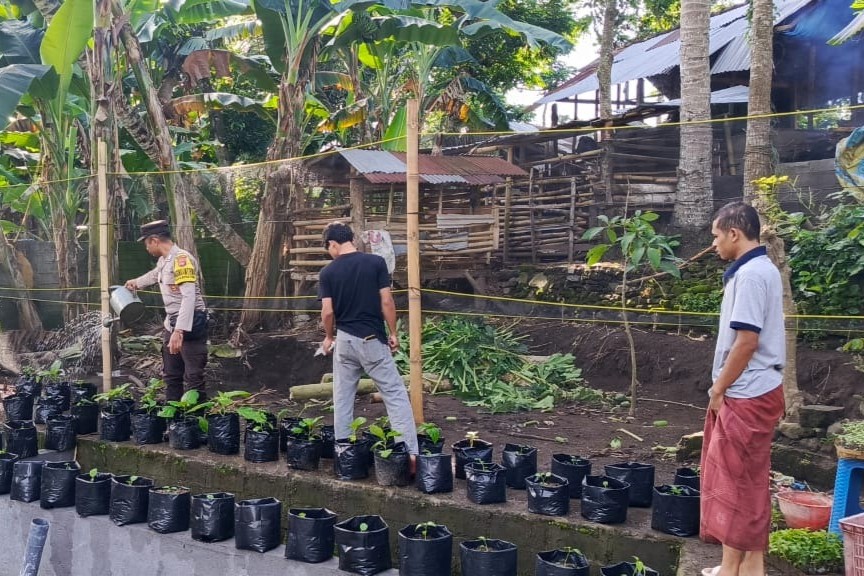 Polisi dan Pemuda Bersatu Jaga Lingkungan dan Dorong Ketahanan Pangan di Kuripan
