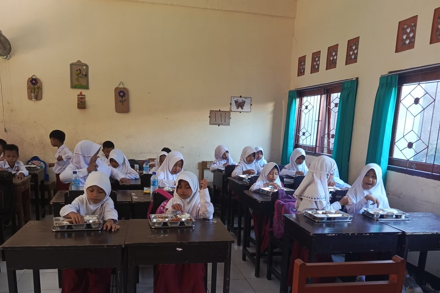 Polsek Labuapi Kawal Uji Coba Program Makan Bergizi Gratis di Lombok Barat