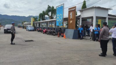 Lombok Barat, NTB - Kepolisian Sektor (Polsek) Kawasan Pelabuhan Lembar, di bawah naungan Polres Lombok Barat, Polda NTB, terus meningkatkan langkah-langkah pengamanan di area pelabuhan. Hal ini dilakukan sebagai upaya preventif untuk mengantisipasi potensi tindak premanisme dan praktik percaloan yang dapat meresahkan para pengguna jasa penyeberangan. Terutama menjelang akhir pekan yang biasanya mengalami peningkatan volume penumpang. Kegiatan pengamanan intensif ini terlihat pada Jumat (9/5/2025) sekitar pukul 10.00 WITA di Dermaga 1 PT. ASDP Lembar. Personel Polsek Kawasan Pelabuhan Lembar tampak bahu-membahu dengan pihak Otoritas Pelabuhan Lembar dalam mengawasi proses pemuatan kendaraan ke atas Kapal. Salah satunya Kapal Motor Penumpang (KMP) RHAMA GIRI NUSA yang melayani rute penyeberangan Lembar menuju Padangbai, Bali. Kapolres Lombok Barat, Polda NTB, AKBP Yasmara Harahap, S.I.K., melalui Kapolsek Kawasan Pelabuhan Lembar, Ipda Imran, menyampaikan bahwa pengamanan ini merupakan bagian dari komitmen Polri. Untuk memberikan rasa aman dan nyaman kepada masyarakat, khususnya para pengguna jasa transportasi laut. Pengecekan Ketat dan Imbauan Proaktif Dalam kegiatan pengamanan tersebut, petugas tidak hanya fokus pada kelancaran proses embarkasi. Mereka juga melakukan pengecekan terhadap surat-surat kendaraan yang akan menyeberang. Lebih dari itu, imbauan proaktif juga disampaikan kepada para sopir dan penumpang terkait potensi gangguan keamanan. "Kami secara aktif mengimbau kepada seluruh pengguna jasa penyeberangan untuk segera melaporkan kepada petugas apabila menemukan atau mencurigai adanya praktik premanisme maupun aksi percaloan di sekitar area pelabuhan," tegas Ipda Imran di sela-sela kegiatan pengamanan. Edukasi Penumpang untuk Keamanan dan Ketertiban Selain mengantisipasi tindakan kriminal, personel Polsek Lembar juga memberikan himbauan kepada para penumpang kapal. Mereka mengingatkan agar selalu menjaga barang bawaan masing-masing dan mengikuti antrian sesuai dengan tiket yang dimiliki. Kepatuhan terhadap peraturan di atas kapal juga menjadi fokus utama dalam edukasi yang disampaikan. "Kami harapkan para penumpang dapat bekerja sama dengan petugas dan mematuhi semua aturan yang berlaku demi kelancaran dan keamanan perjalanan," ujar Ipda Imran. "Dengan kesadaran dan partisipasi aktif dari masyarakat, kita dapat menciptakan lingkungan pelabuhan yang kondusif dan terbebas dari gangguan." Komitmen Polsek Kawasan Pelabuhan Lembar untuk Pelayanan Terbaik Langkah-langkah pengamanan yang dilakukan oleh Polsek Kawasan Pelabuhan Lembar ini menunjukkan keseriusan pihak kepolisian dalam memberikan pelayanan terbaik kepada masyarakat. Kehadiran polisi di tengah-tengah aktivitas pelabuhan diharapkan dapat memberikan efek jera bagi pelaku tindak kejahatan sekaligus memberikan rasa aman bagi para pengguna jasa penyeberangan.