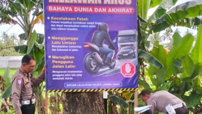 Polres Lombok Barat Terapkan Langkah Preventif dengan Pemasangan Spanduk Keselamatan Lalu Lintas