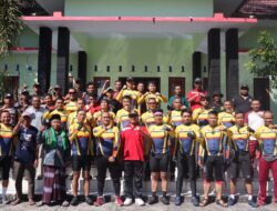 Gowes Bareng Jilid XII, Kapolres Lombok Utara Pererat Sinergi dan Bagikan Bansos di Desa Sambik Elen