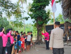 Ketua Bhayangkari Cabang Lombok Utara Bagikan Bendera Merah Putih kepada Nelayan di Gangga