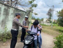 Disiplinkan Pelajar, Satlantas Lotara Laksanakan Razia di Simpang Tiga KPU