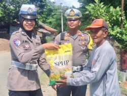 Jumat Berkah, Sat Lantas Polres Bima Kota Bantu Warga Pemukul Batu Di Kelurahan Manggemaci
