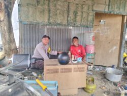 Bhabinkamtibmas Polres Bima Kota Imbau Pembeli Besi Tua Agar Lebih Selektif dan Waspada