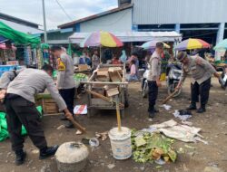 Polsek Rasanae Barat Polres Bima Kota Gelar Karja Bakti Bersihkan Pasar Raya Amahami