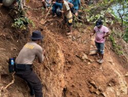 Polres Loteng Bersama Tim Gabungan Tertibkan Galian Bekas Tambang Ilegal di Gunung Dundang.