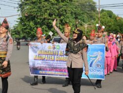 Polres Sumbawa Kawal Ribuan Peserta Karnaval “Batedung Tuntang” Rayakan HUT Sumbawa Ke-67