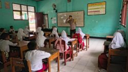 Bhabinkamtibmas Desa Banjar Dampingi Distribusi MBG, Sekaligus Edukasi Hukum dan Tertib Lalu Lintas di SDN Banjar
