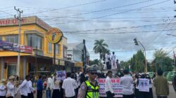 Pemantauan dilakukan oleh BKTM Kelurahan Simpasai Polsek Woja AIPDA Haerudin terhadap lahan jagung milik Bapak Jainudin (40) dengan luas sekitar 1 hektar (100 are). Jagung yang ditanam merupakan varietas NK Sumo 7328, dengan umur tanaman memasuki 50 hari dan diperkirakan akan memasuki masa panen pada pertengahan bulan Maret 2026, dengan estimasi hasil panen sekitar ± 8 ton JPK.  Dalam kegiatan tersebut, Bhabinkamtibmas Kelurahan Simpasai AIPDA Haerudin memberikan motivasi serta semangat kepada warga binaannya agar terus mengembangkan sektor pertanian sebagai penopang ketahanan pangan dan peningkatan kesejahteraan masyarakat.  “Kami mengimbau agar para petani terus berinovasi dalam memanfaatkan lahan pertanian maupun lahan pekarangan yang tersedia serta selalu berkoordinasi dengan PPL apabila mengalami kendala teknis maupun kesulitan dalam mendapatkan sarana dan prasarana pertanian,” ujar AIPDA Haerudin.  Sementara itu, Kapolsek Woja IPTU Muh. Norkurniawan, S.H. menyampaikan bahwa kegiatan pemantauan lahan jagung ini merupakan bagian dari komitmen Polsek Woja dalam mendukung program pemerintah di bidang ketahanan pangan.  “Melalui peran aktif Bhabinkamtibmas, Polri hadir untuk memberikan pendampingan dan rasa aman kepada para petani sehingga produktivitas pertanian dapat terus meningkat dan berdampak pada kesejahteraan masyarakat,” ungkap IPTU Norkurniawan.  Secara terpisah, Kapolres Dompu AKBP Sodikin Fahrojin Nur, S.I.K. melalui Kasi Humas Polres Dompu IPTU I Nyoman Suardika memberikan apresiasi atas pelaksanaan kegiatan pemantauan yang dilakukan jajaran Polsek Woja.  “Kegiatan pemantauan lahan pertanian ini merupakan wujud nyata dukungan Polri terhadap program ketahanan pangan nasional. Sinergi antara Polri, petani, dan instansi terkait diharapkan mampu mewujudkan kemandirian pangan serta meningkatkan kesejahteraan masyarakat,” jelas IPTU Nyoman.  Selama kegiatan berlangsung, situasi terpantau aman, tertib, dan lancar, serta mendapat respons positif dari warga setempat.