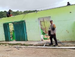 Personel Polsek Donggo, Evakuasi Pohon Tumbang dan Bantu Warga Yang Terdampak Angin Kencang